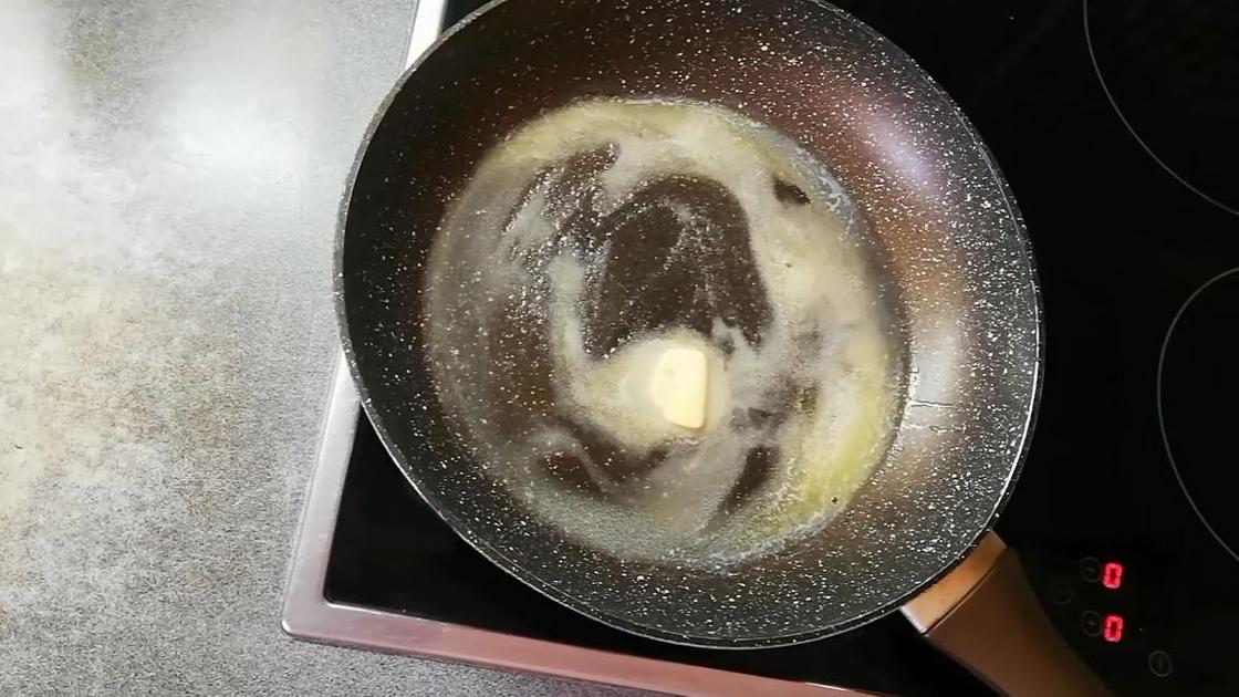 Масло тает на горячей сковороде