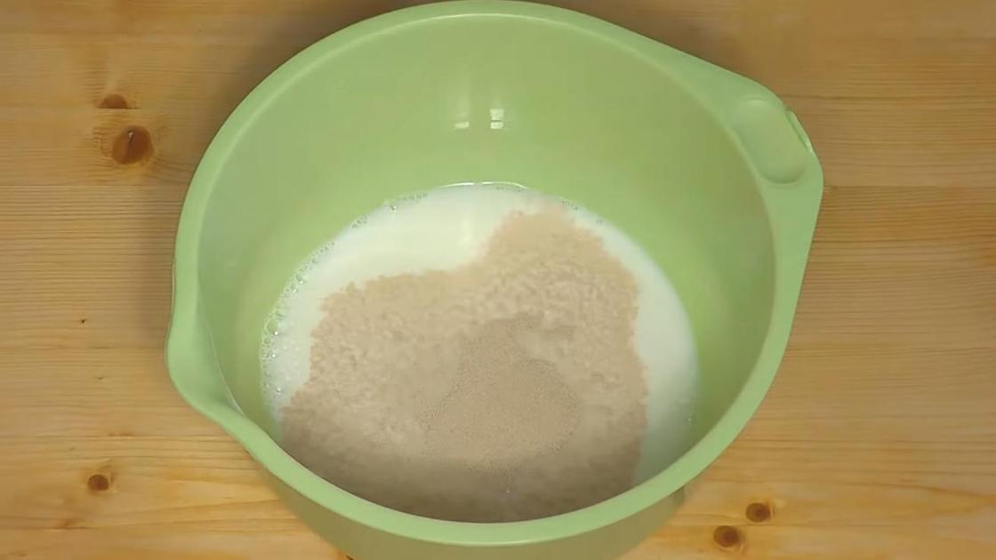 Дрожжи сахар и молоко в миске