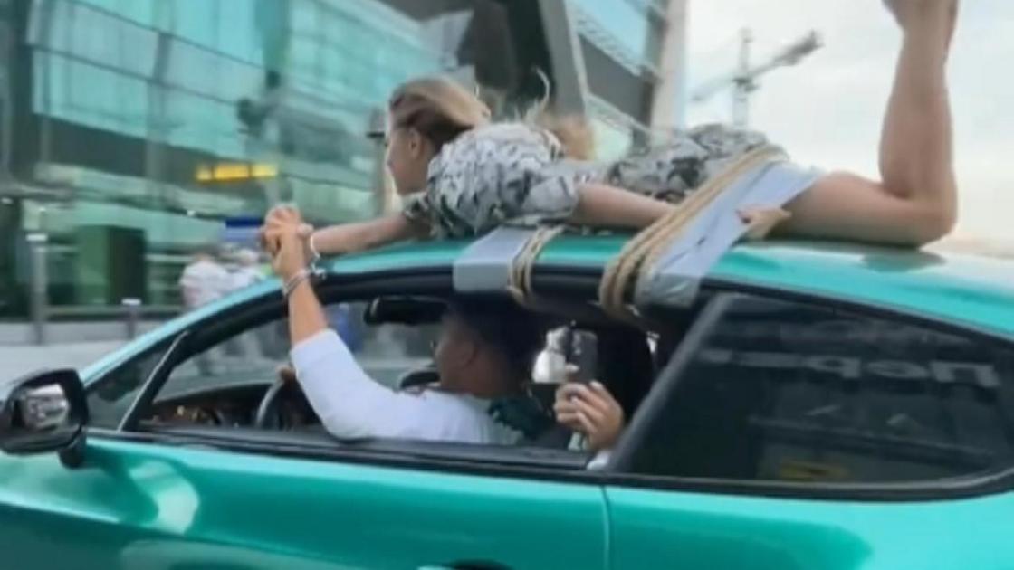 Блогер с девушкой на крыше машины