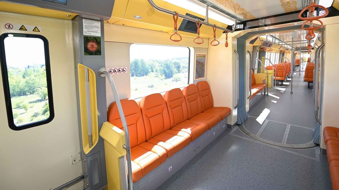 Вагон LRT изнутри