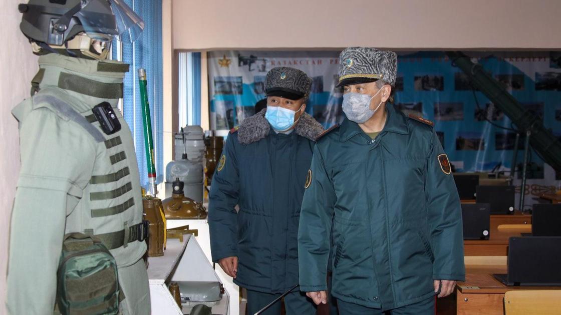 Министр обороны посетил Военный институт Сухопутных войск