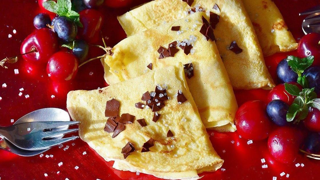 Блины, посыпанные шоколадной крошкой, с фруктами Блины, посыпанные шоколадной крошкой, с фруктами
