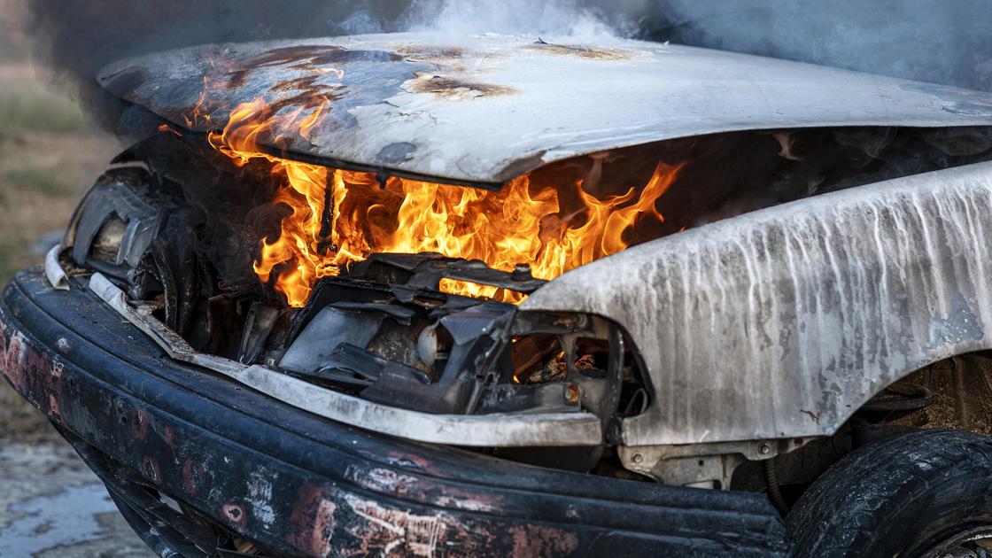 Передняя часть горящего автомобиля