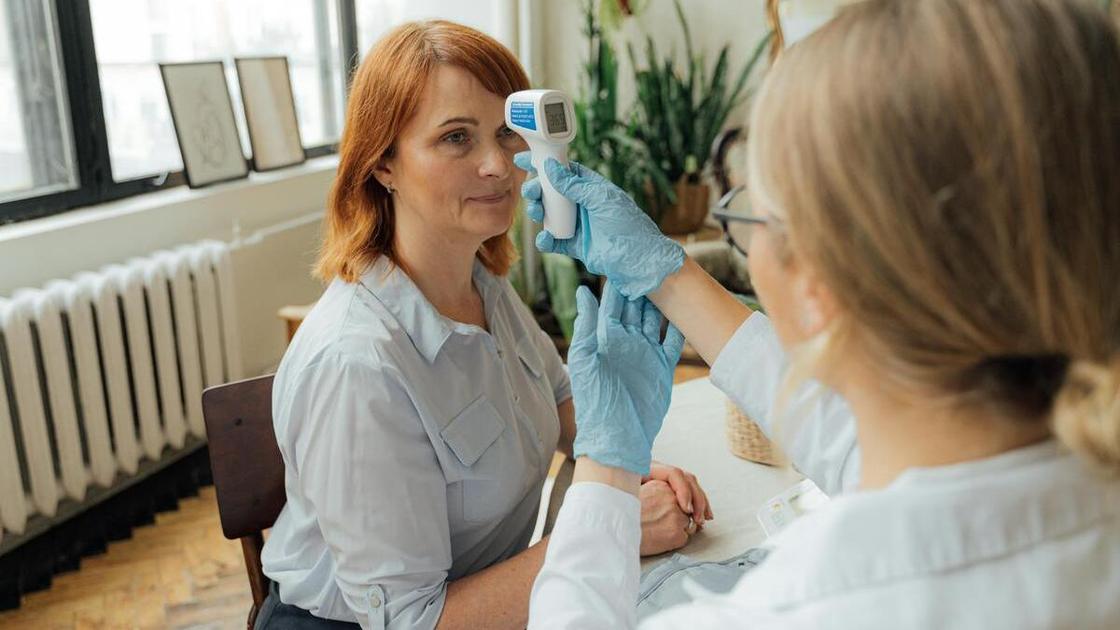 Врач осматривает пациентку