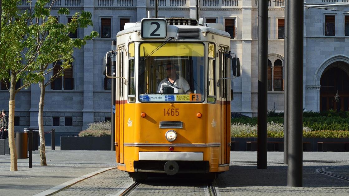 Трамвай едет по улице