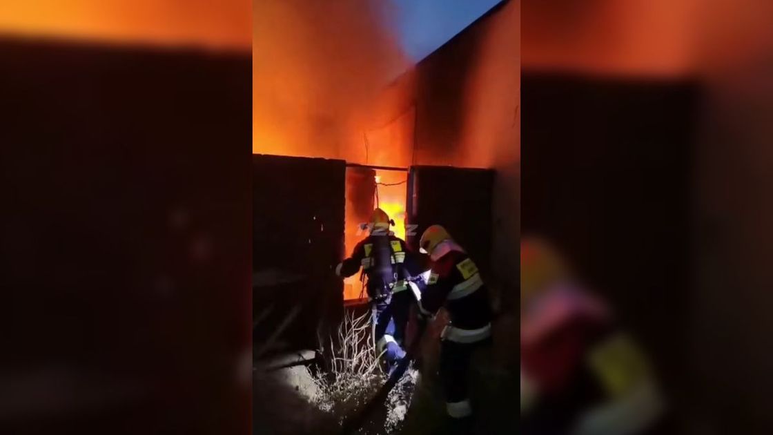 Пожарные тушат пожар