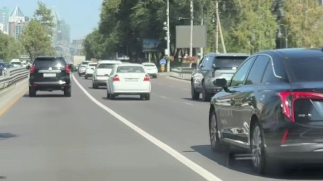 Сплошная линия на проспекте Аль-Фараби