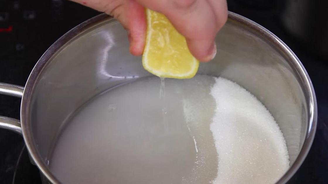 Добавление лимонного сока к сахару и воде
