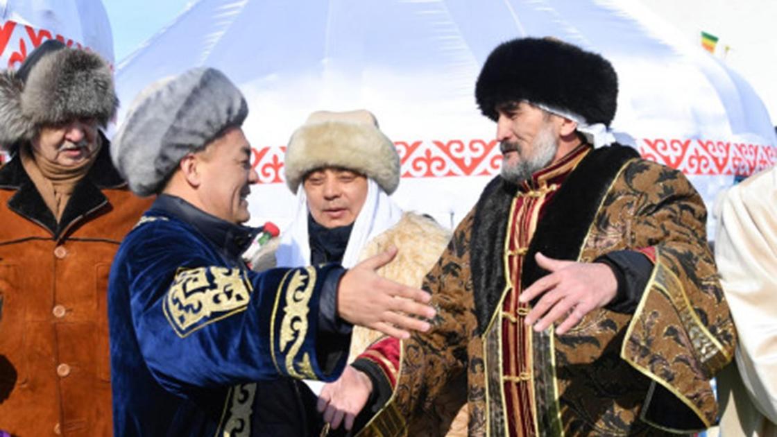 Ер адамдар амандасқалы тұр