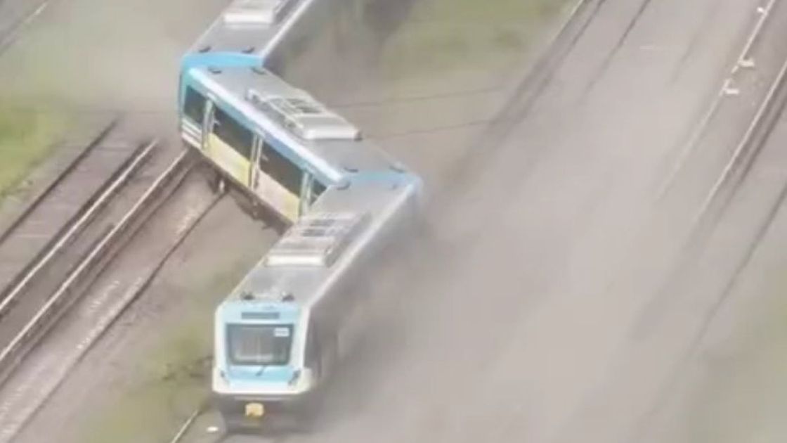 Поезд сошел с рельсов