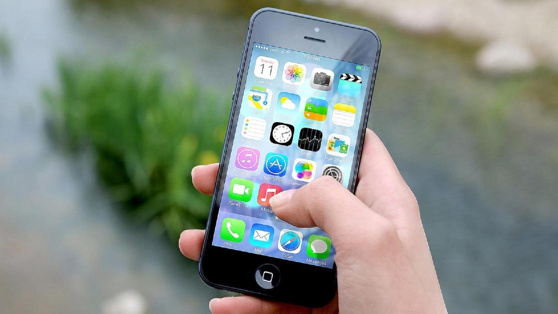 Смартфон iPhone держат в руке