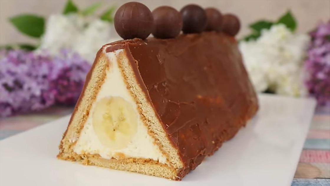 Торт без выпечки, покрытый шоколадом и украшенный конфетами