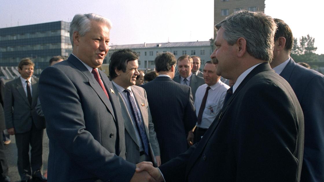 Борис Ельцин жмет руку Александру Руцкому