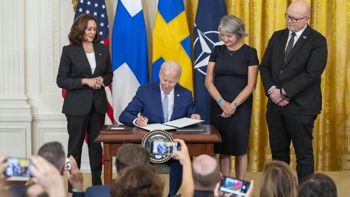 Байден Швеция мен Финляндияның НАТО-ға кіруі туралы хаттамаға қол қойды