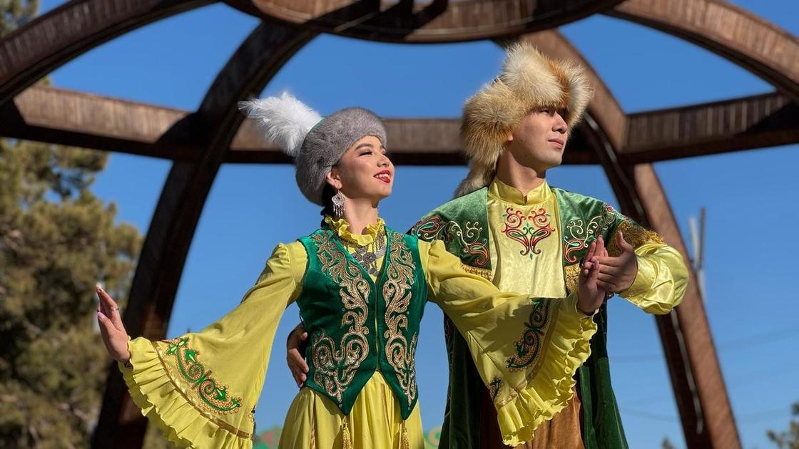 Мужчина и женщина в национальных казахский костюмах