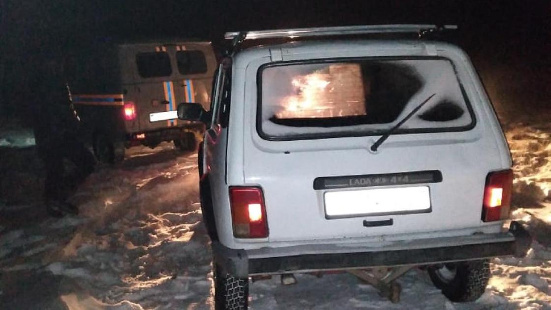 Спасатели буксируют автомобиль Спасатели буксируют автомобиль