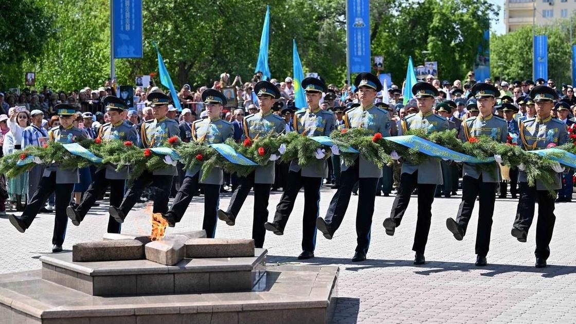 Возложение гирлянды Славы