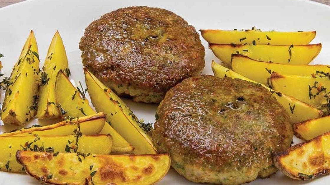 Жареные котлеты с картошкой Жареные котлеты с картошкой