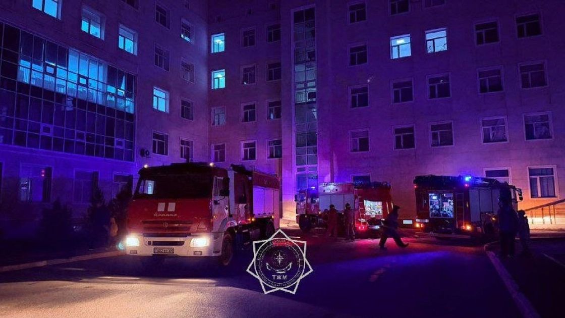 Пожарные тушат пожар