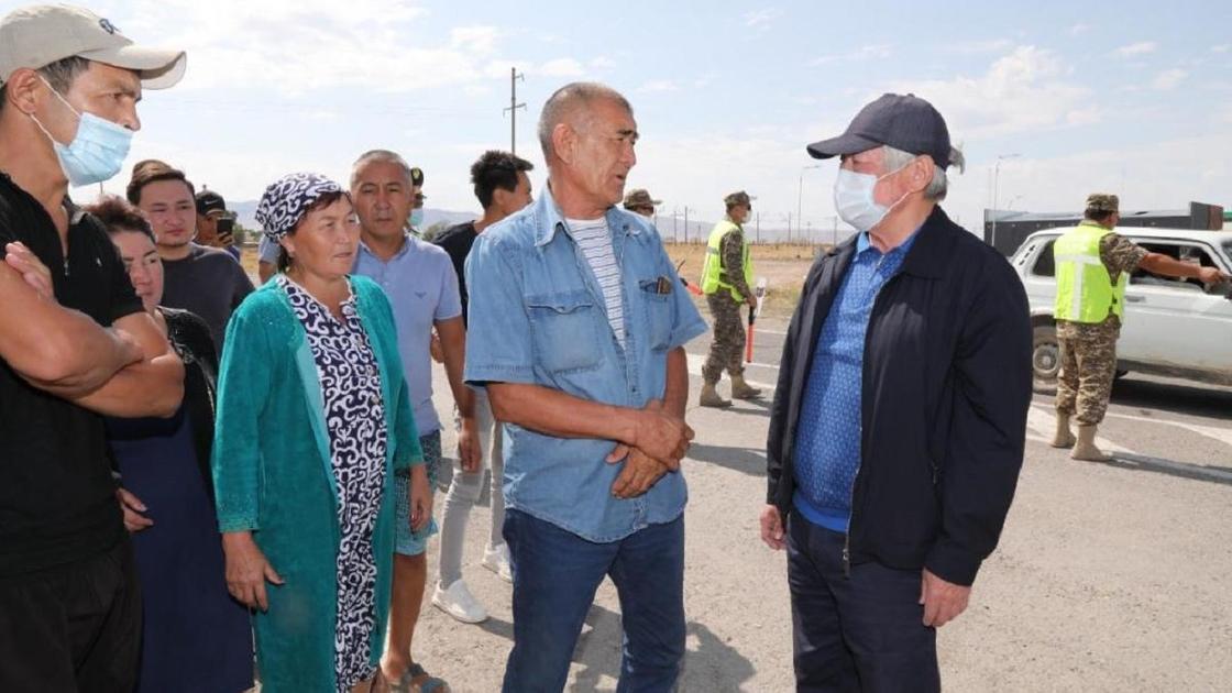 Сапарбаев с местными жителями