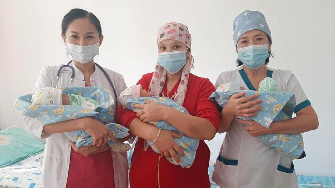 Женщина родила тройню в Туркестанской области