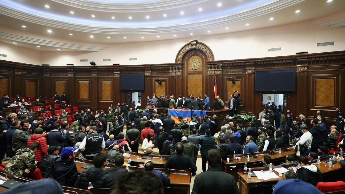 Протестующие в здании парламента Армении Протестующие в здании парламента Армении
