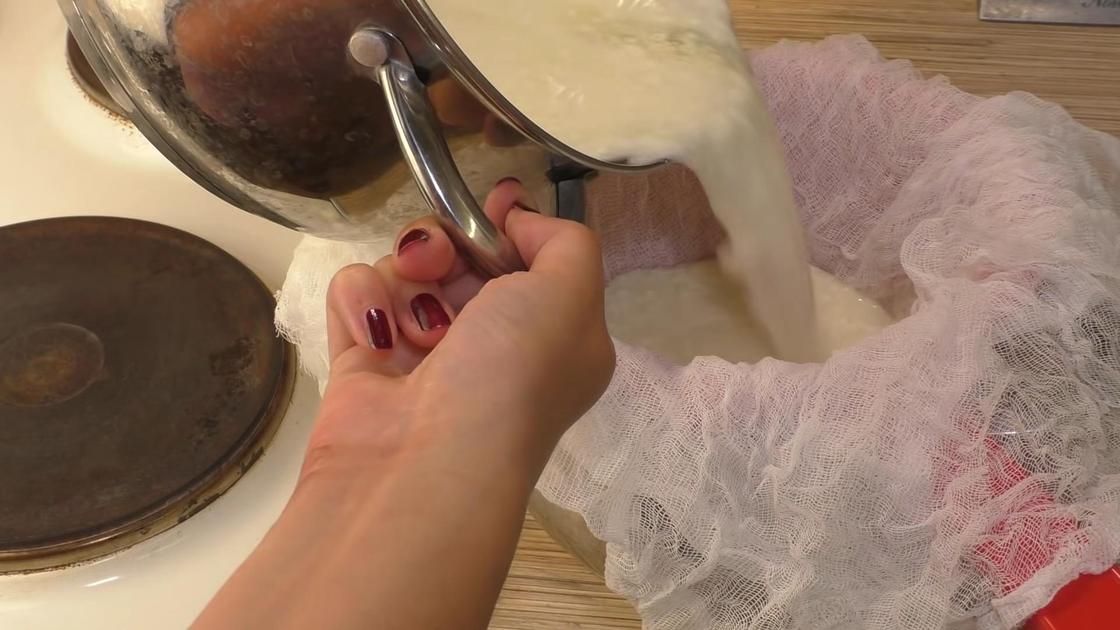 Отцеживание сыворотки на дуршлаг через марлю