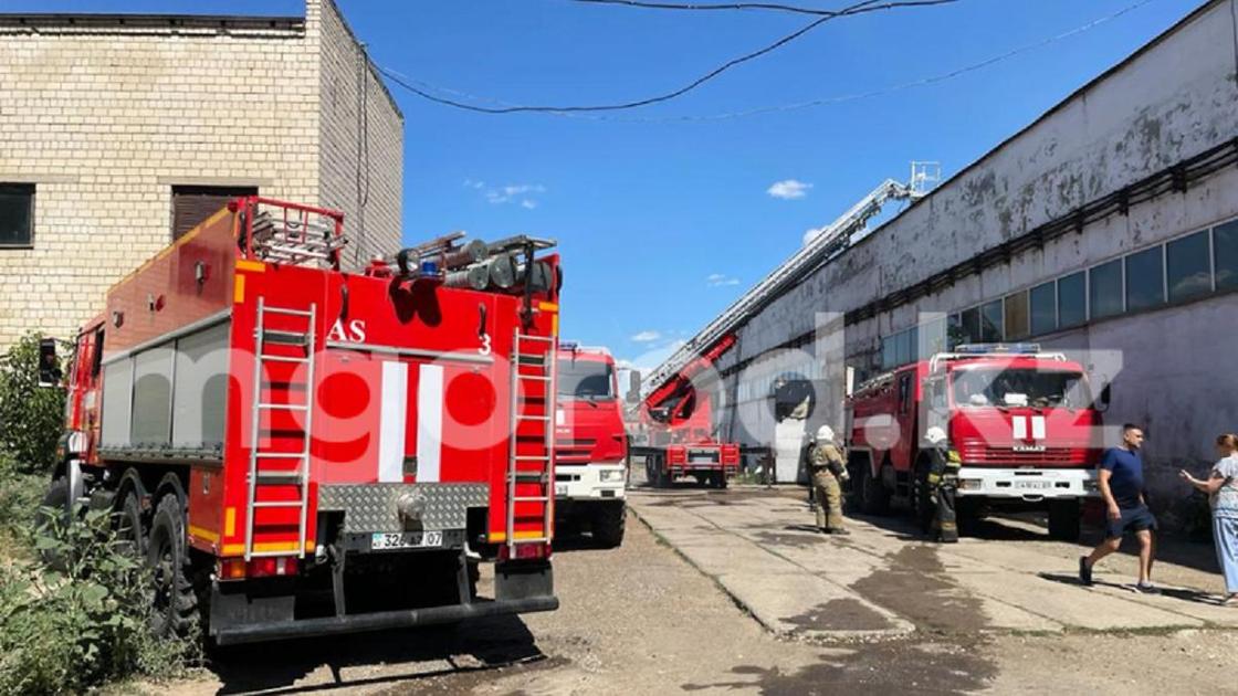 Пожарные машины рядом с заводом в Уральске