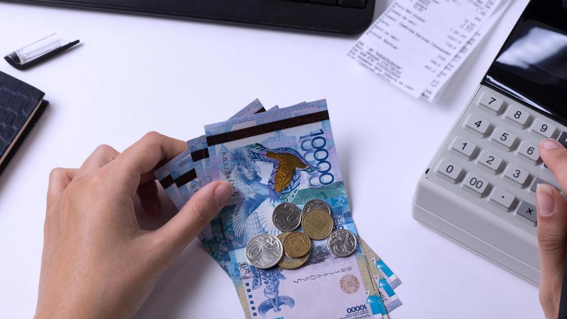 Деньги в руке