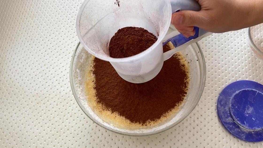 Добавление просеянного какао-порошка