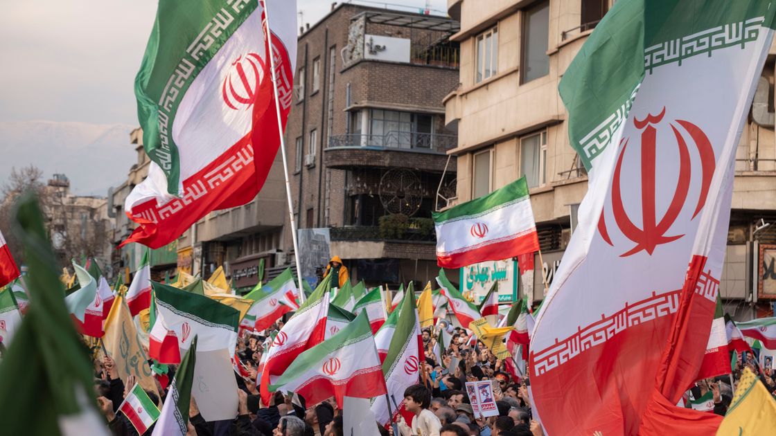 Флаги Ирана на митинге в поддержку верховного лидера