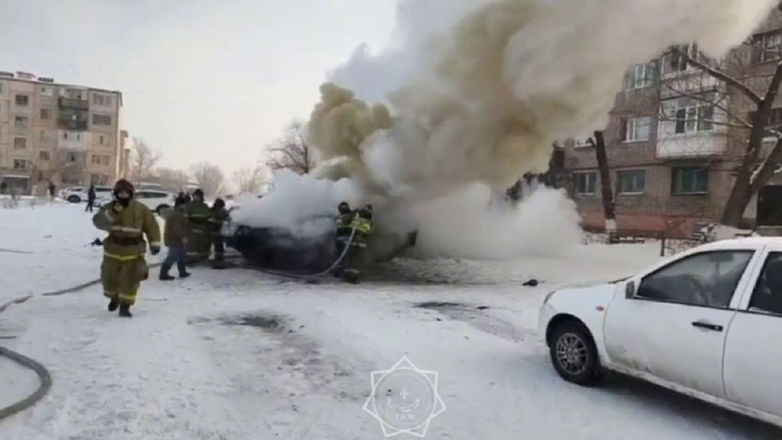 Пожарные тушат пожар