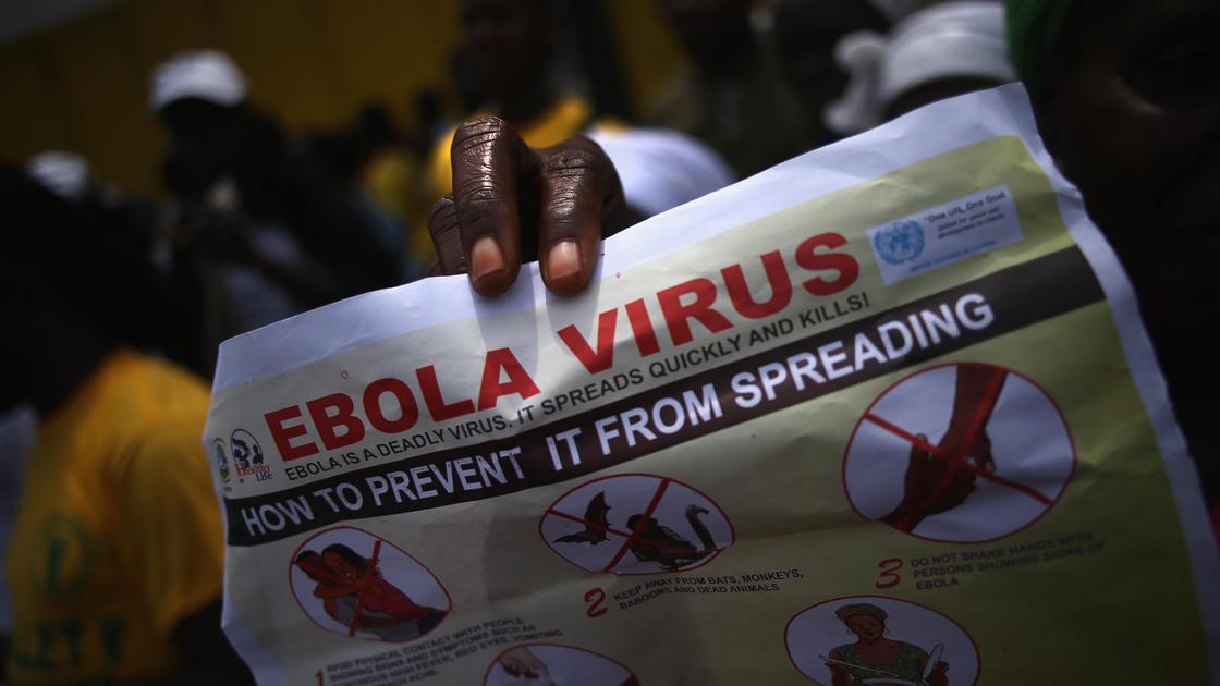 Газета с инструкцией предотвращения заражения вирусом Эбола в газете