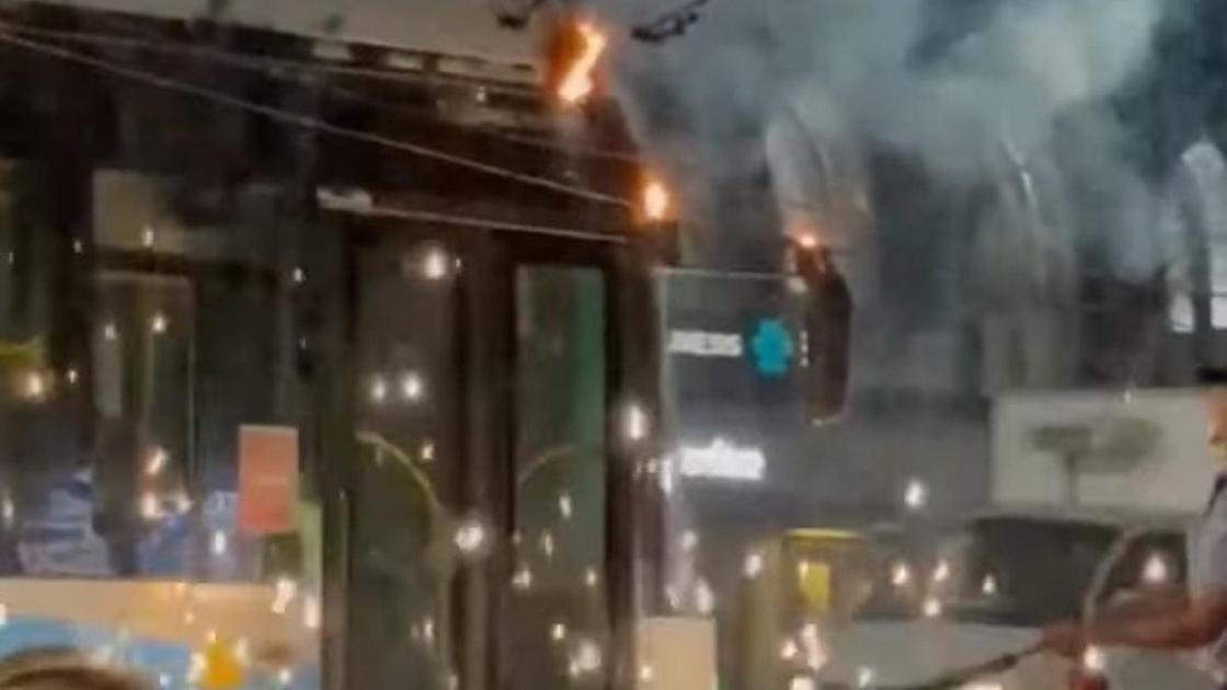 Троллейбус загорелся в Алматы