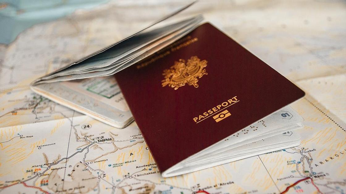 Паспорт лежит на карте