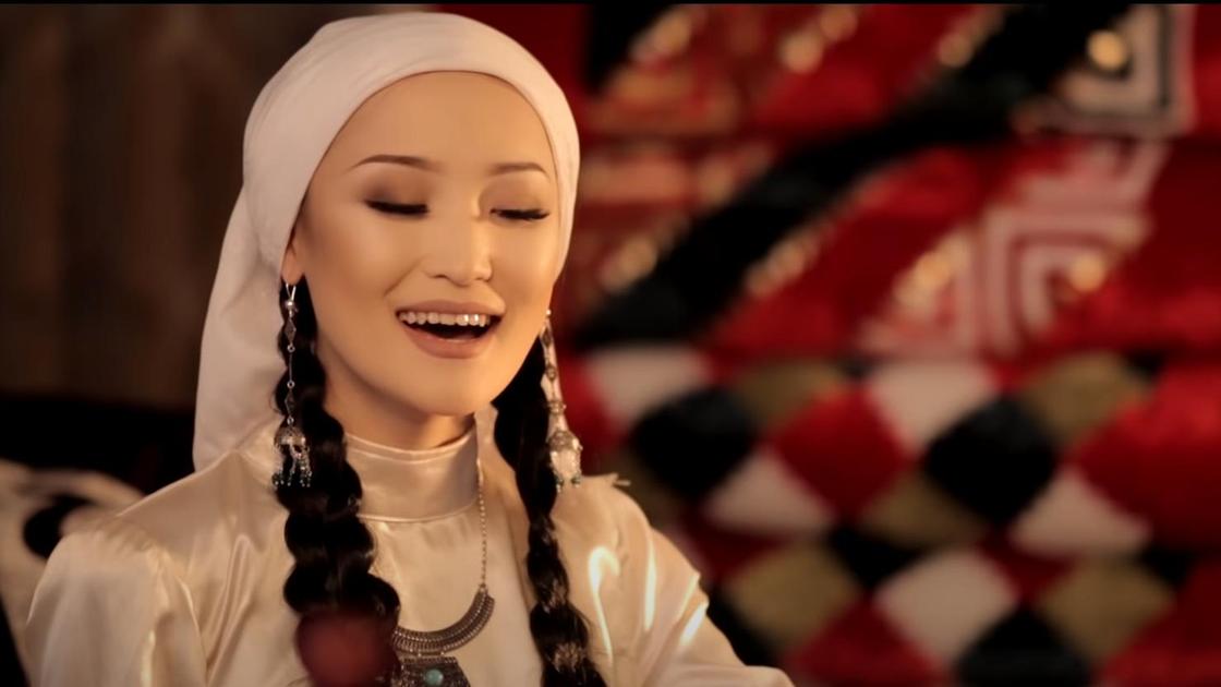Молдир Ауелбекова исполняет «Балапаным»