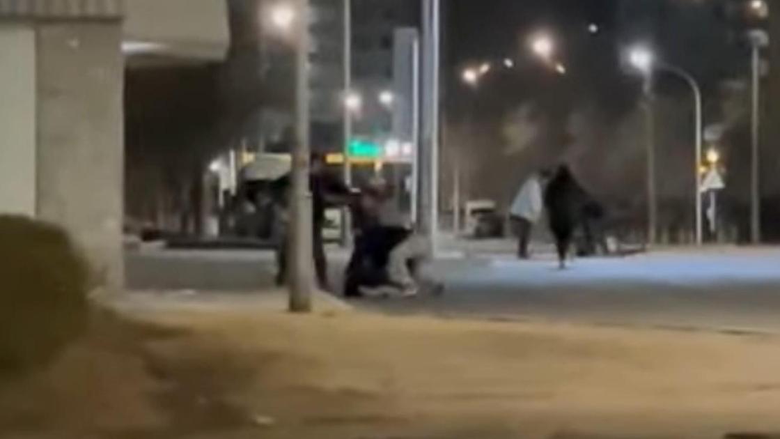 Парни и девушки устроили драку в Актау Парни и девушки устроили драку в Актау