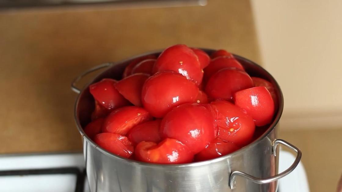 Красные помидоры нарезаны