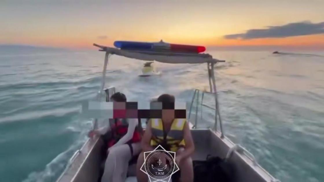 Спасатели эвакуируют гидроцикл