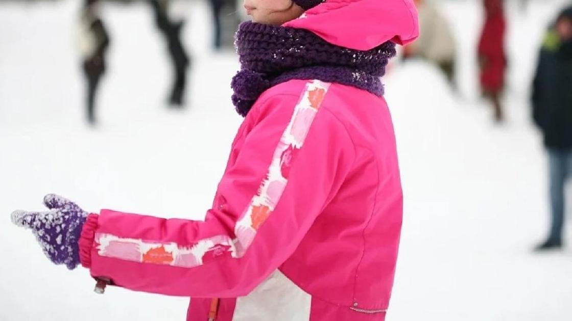 Девочка в розовой куртке зимой