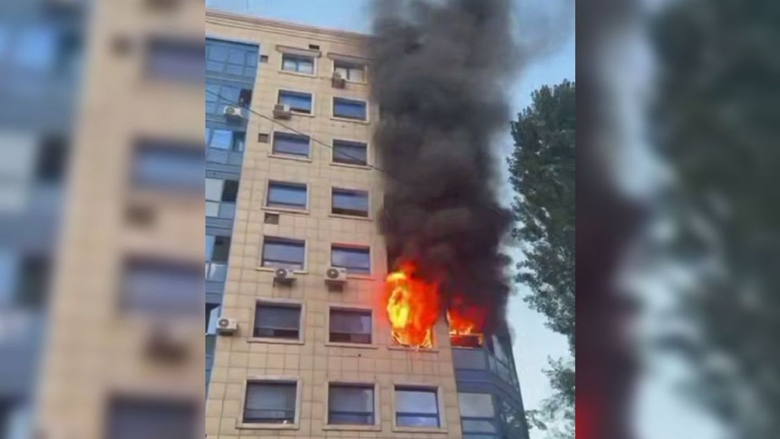 Пожарные тушат пожар