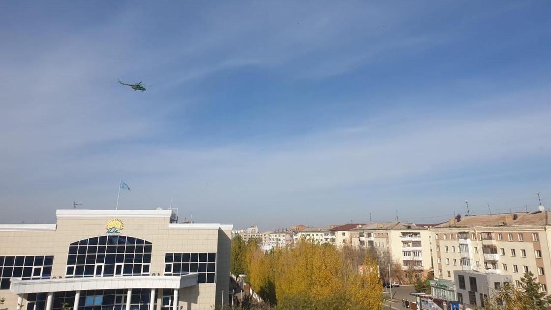 Вертолет пролетает над Кокшетау