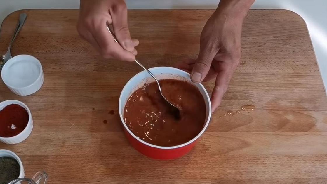 Кисло-сладкий соус в миске