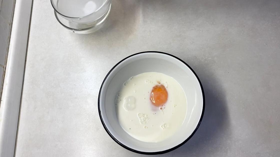 Разбитое яйцо залили молоком