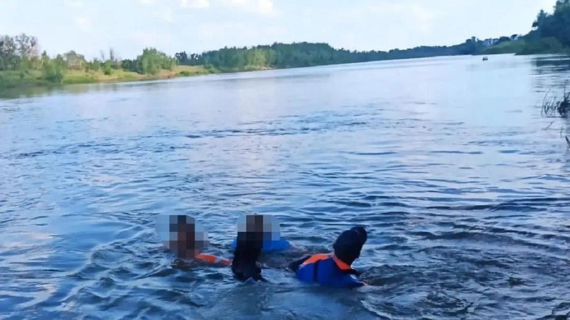 Спасатели достают из воды тонущих женщин в Уральске