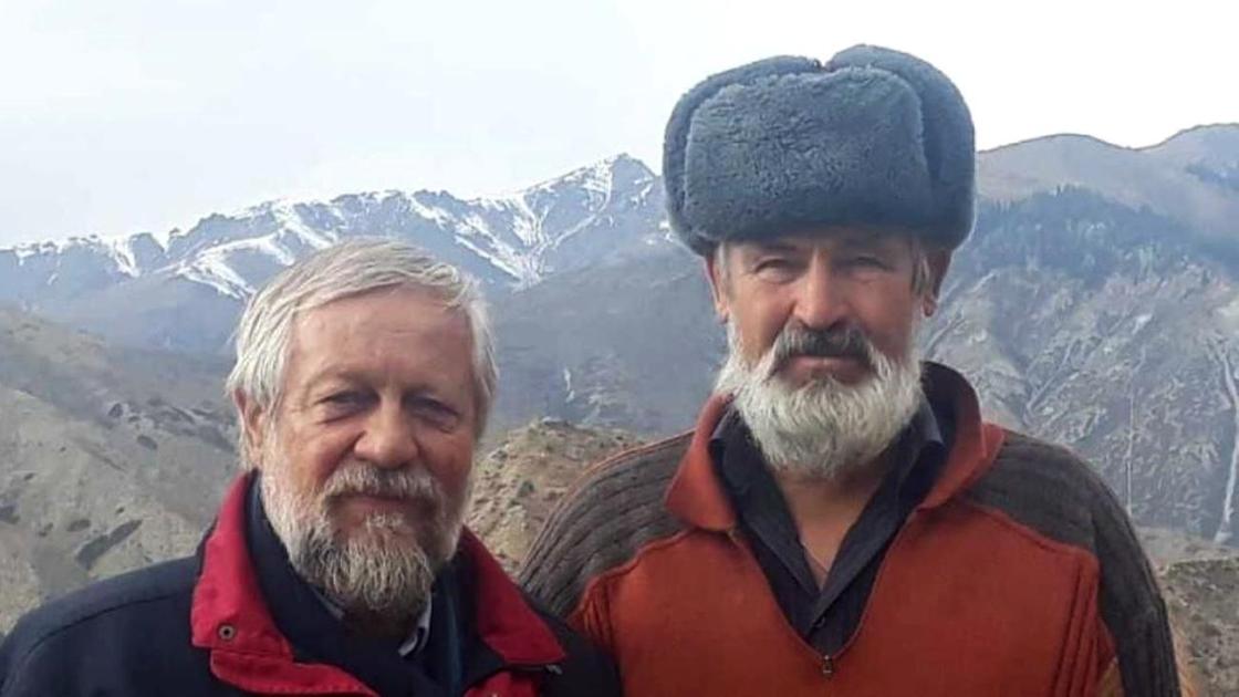 Владимир Белаков (справа) и писатель Александр Богатырев