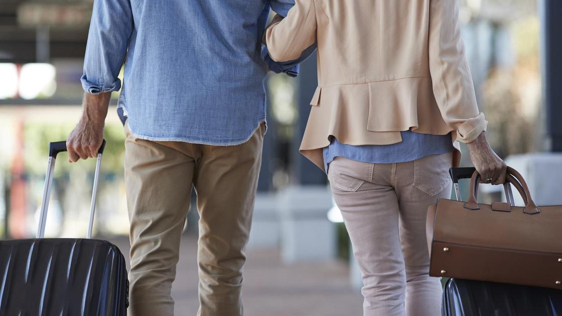 Супружеская пара с чемоданами