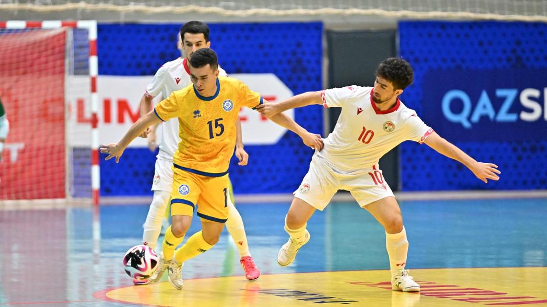 Акжол Дарибай (в центре)