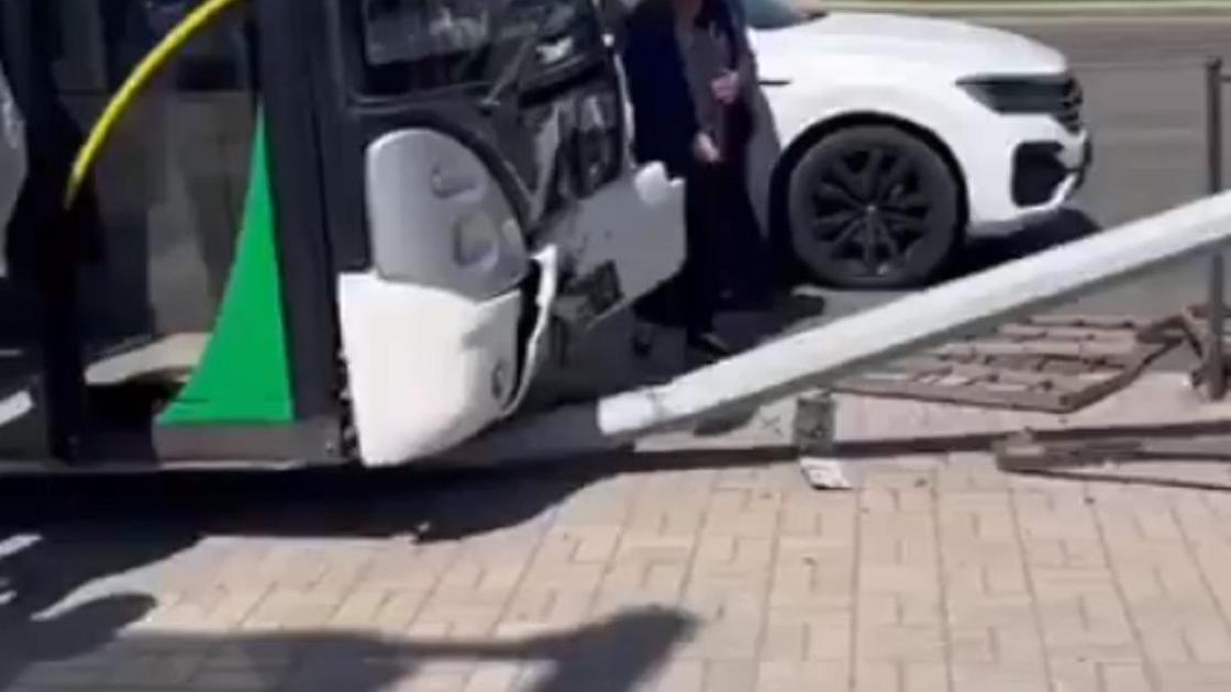 Автобус наехал на столб в Нур-Султане