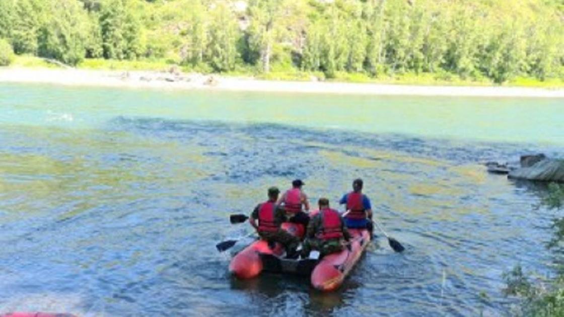 Спасатели плывут по реке